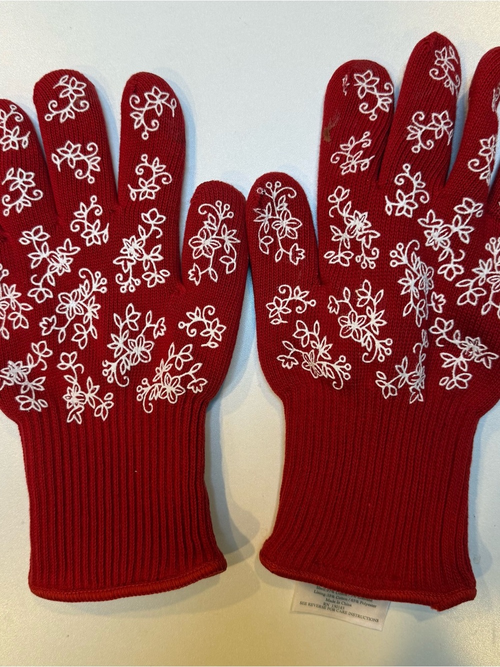 Temp-Tations Red Knit Gloves with White Floral Grip